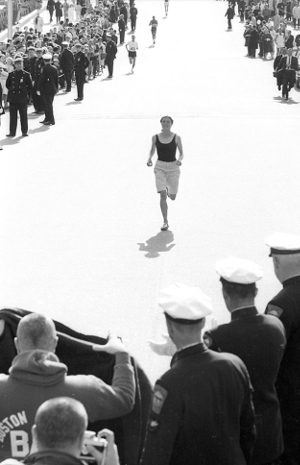 Roberta Gibb llegando a la meta del Maratón de Boston 1966 (primera mujer en correr un maratón)