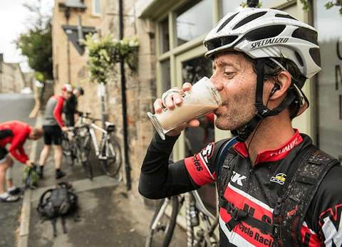 Ciclista toma leche con chocolate como recuperación