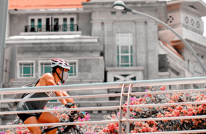 Ciclista con cubrebocas