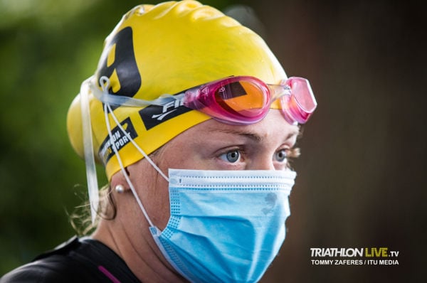 Triatleta con cubrebocas espera
