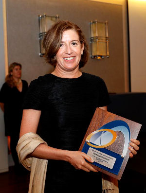 Claudia Beristain recibe Premio a la Excelencia