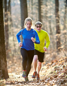 Pareja corre en bosque