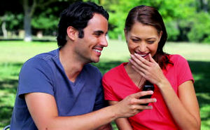 Pareja rie