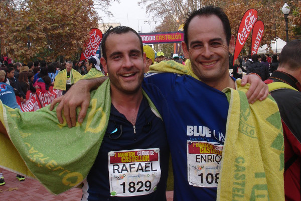 Amigos terminando un maratón