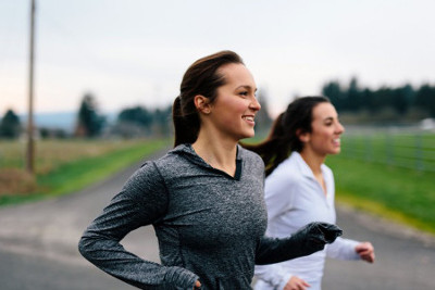 Amigas corriendo