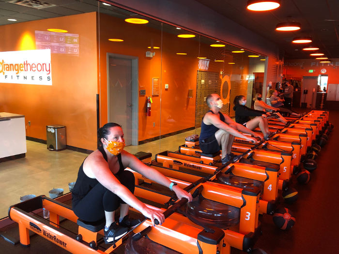 Uso de cubrebocas en gimnasio