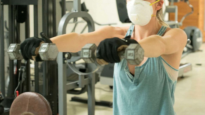 Entrena en gimnasio con cubrebocas