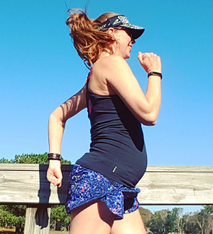 Mujer corre embarazada